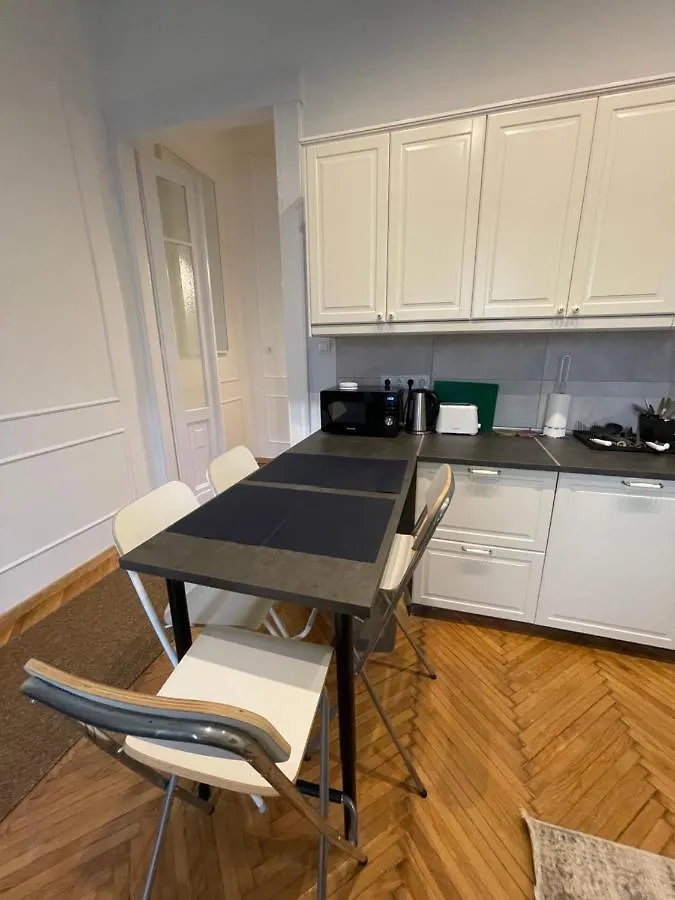 Flower Apartment Budapest 0*,